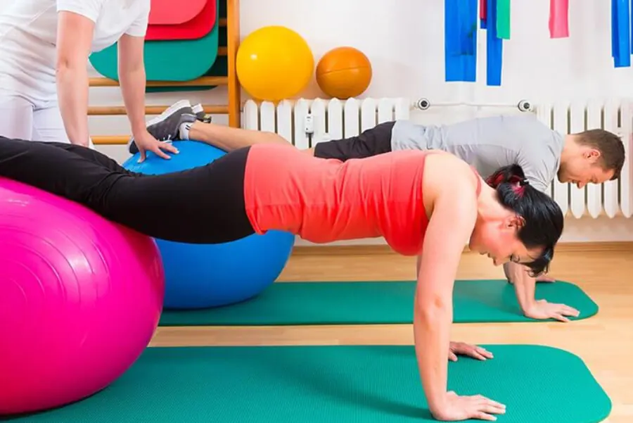 Guided therapeutic stretching on a mat